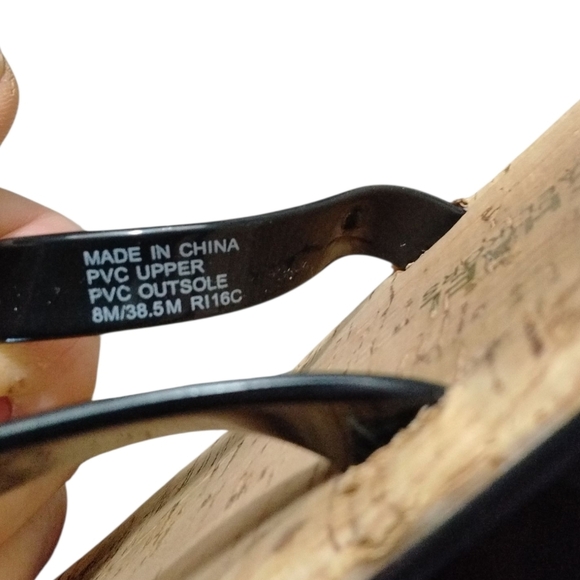 Michael Kors Black and Gold Patent Leather T-Strap Sandals Size 8 - Picture 11 of 12